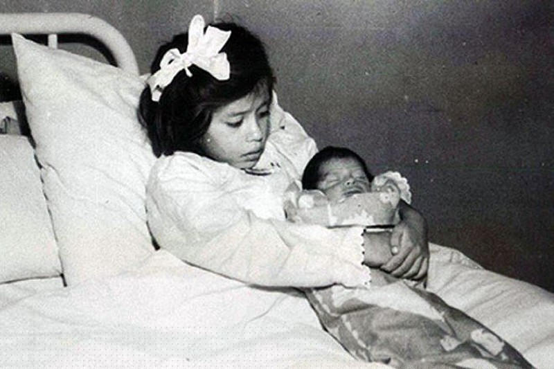 Bé Lina Medina và con trai của mình.  