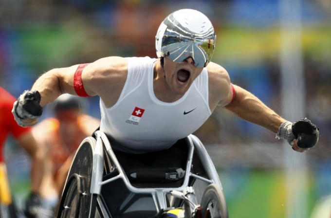 VĐV Marcel Hug của Thụy Sĩ vui mừng khi dành HCV trên đường đua 800m. (Ảnh: Reuters)