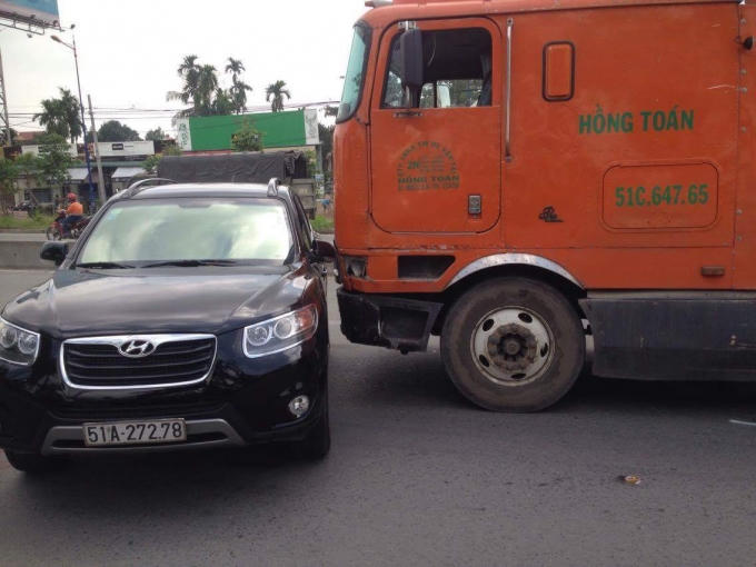 Ôtô 7 chỗ bị container kéo lê hàng chục mét khiến nữ tài xế khóc thét trong cabin