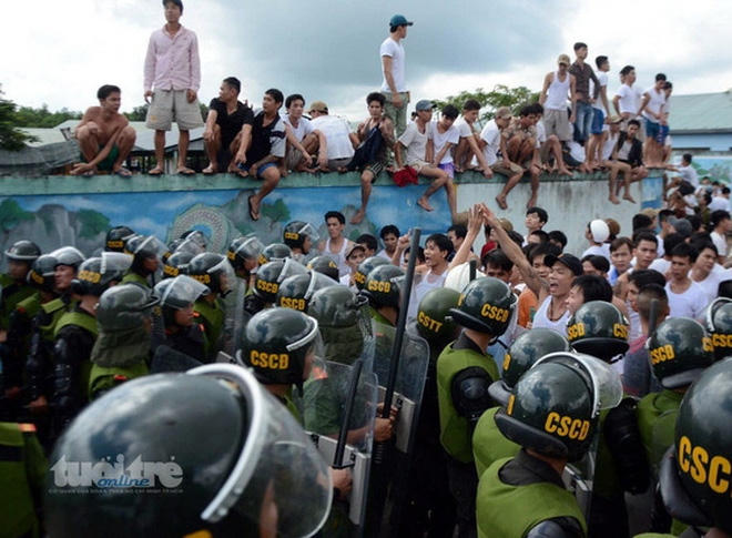 Cảnh sát cơ động khống chế hàng trăm học viên bỏ trốn khỏi trại cai nghiện ngày 7/11. Ảnh: Tuổi Trẻ.