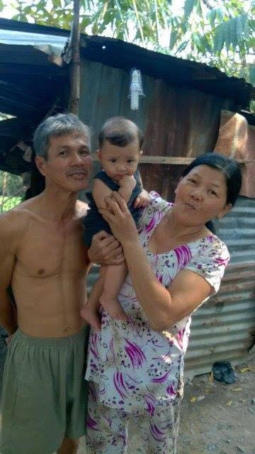 Thầy giáo Lân bên vợ và cháu (Ảnh do gia đình cung cấp)