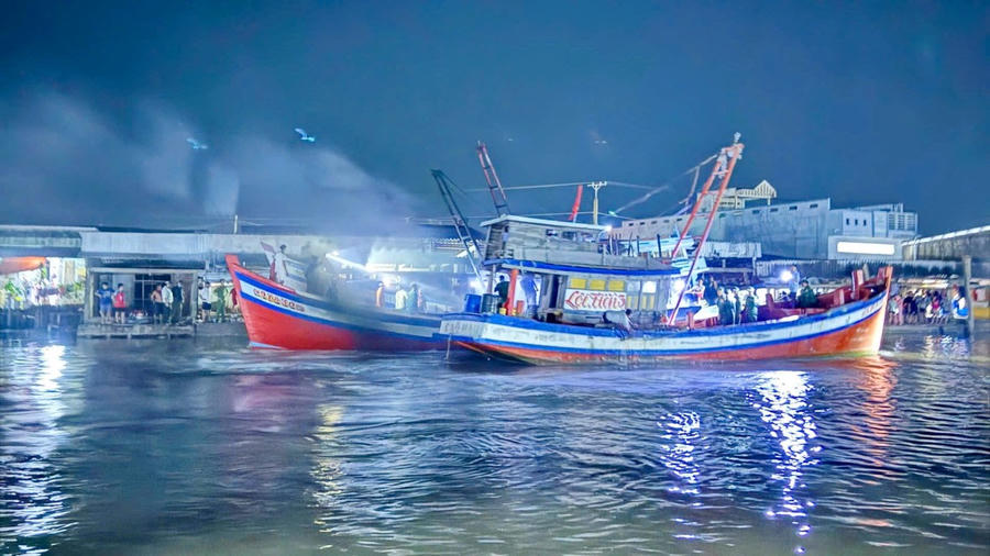 Tàu cá bị cháy đã được các lực lượng khống chế kịp thời, không để cháy lan.
