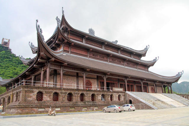 Theo truyền thuyết được nhân dân kể lại, ngày xưa có 7 vì sao sáng sa xuống vùng Tam Chúc chính là 7 nàng tiên của nhà trời xuống trần thế ngao du. Khi thấy cảnhTam Chúc “sơn thủy, hữu tình”, “tả thanh long, hữu bạch hổ” thì các nàng tiên quên đường về. Nhà trời đã sáu lần mang binh khí (chuông) xuống để gọi các nàng về nhưng lần nào cũng vô ích.