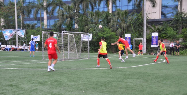 Pha lập công của các cầu thủ báo Pháp luật Việt Nam (áo đỏ) vào lưới đội bóng báo Nhân đạo và Đời sống.