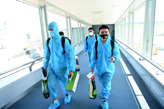 Quang Hải và các cầu thủ di chuyển về khu vực nhập cảnh