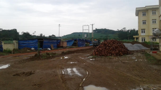 Đất đá ngồn ngang.