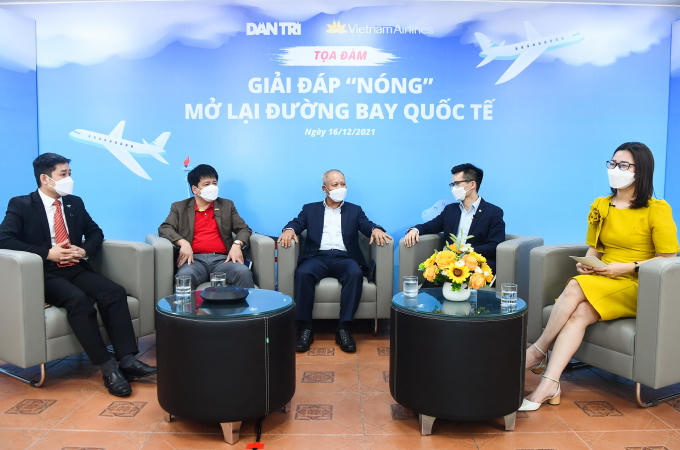 Các khách mời dự tọa đàm ngày 16/12 thảo luận về giải pháp mở lại đường bay quốc tế hiệu quả