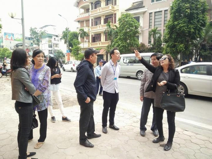 Những cư dân này đã 2 năm ròng gõ cửa, đội đơn cầu cứu khắp nơi. Ảnh: Mai Thu