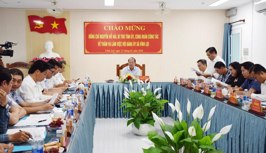 Ông Ngô Trường Tại – Phó Bí thư Thường trực Đảng ủy, Chủ tịch HĐND xã Vĩnh Lợi báo cáo tại buổi làm việc.