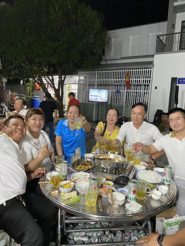 Cảnh sát khu vực, Bí thư, tổ trưởng tổ cùng chung vui với xóm 13. 13