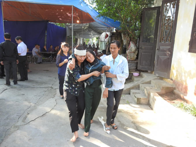 Người nhà, người thân và đồng nghiệp nghẹn ngào giây phút ly tan.