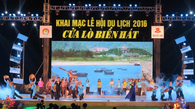 Cửa L&ograve; - Nghệ An: D&ograve;ng người chen ch&uacute;c tham dự khai mạc