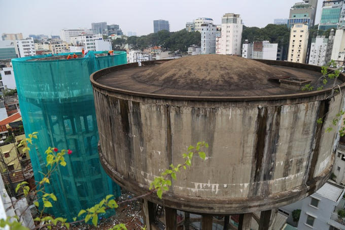 Hai thủy đài đường Nguyễn Văn Tráng (quận 1) có kiến trúc và kích cỡ tương tự nằm cạnh nhau và bao xung quanh là nhiều nhà dân.