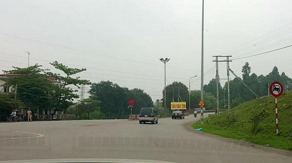 Tuy vậy, bất chấp lệnh cấm, nhiều ô tô vẫn lưu thông bình thường trên cầu Việt Trì cũ.