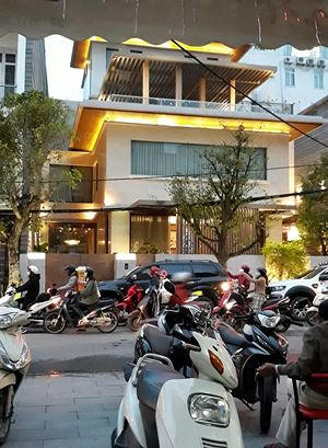 Người dân tập trung coi quá trình khám nhà.