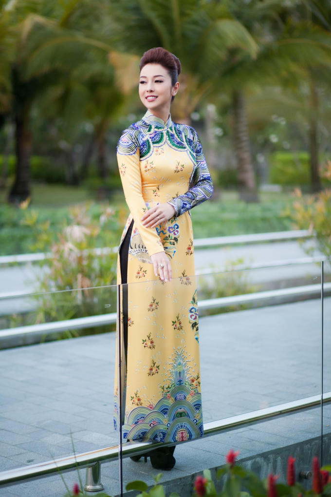 Xuất hiện trong sự kiện tại Phú Quốc tối qua, Hoa hậu châu Á tại Mỹ khoe nhan sắc trẻ trung và quyến rũ khó cưỡng dù đã bước qua tuổi 30 từ lâu khiến nhiều đàn em trẻ đẹp trong showbiz phải nể phục.