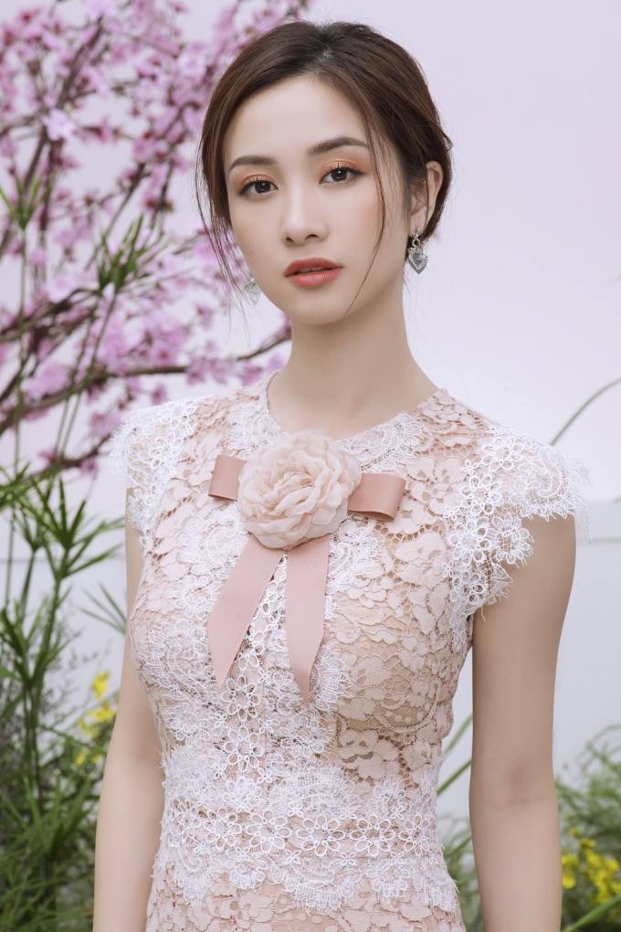 Tông màu pastel giúp tôn làn da “trắng không tì vết”, đồng thời, màu trắng và hồng khi kết hợp với nhau tô điểm cho vẻ đẹp nhẹ nhàng, thanh lịch của người mặc.