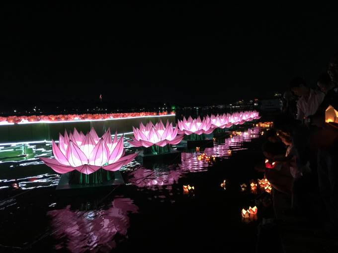 Thả hoa đăng trên sông Hương.