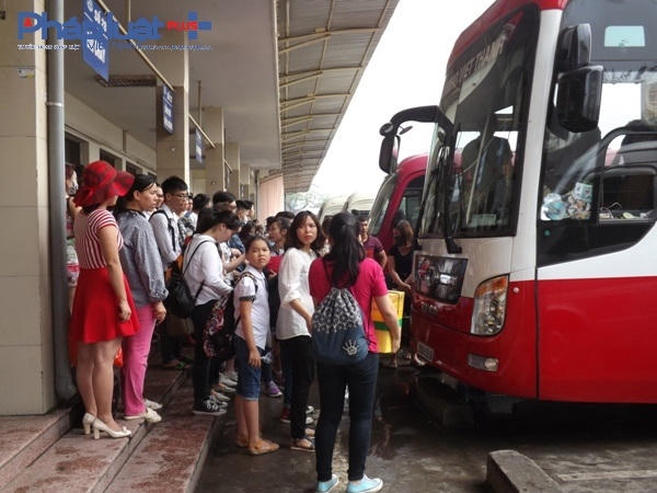 Ai ai cũng sốt ruột muốn về quê đoàn tụ cùng người thân trong ngày nghỉ lễ.