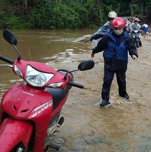 Yên Bái: Thót tim nhìn hàng chục giáo viên vùng cao vượt lũ dữ đến trường