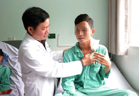Nghệ sĩ xiếc rong bị thủng thực quản.