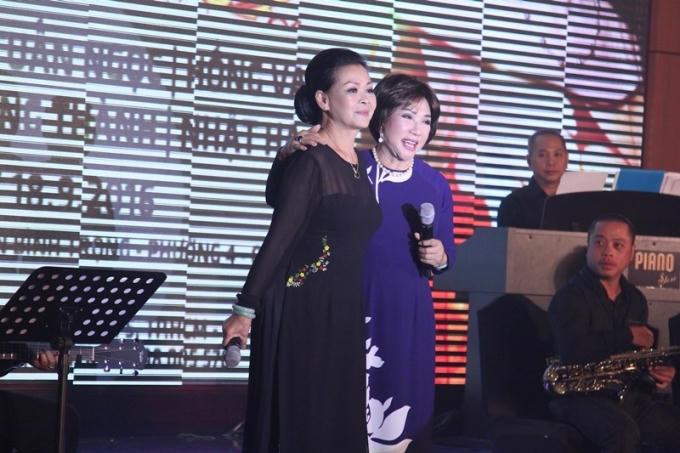 Nhật Hạ truyền cảm, dịu d&agrave;ng trong đ&ecirc;m nhạc Kh&aacute;nh Ly - V&ograve;ng tay nh&acirc;n &aacute;i