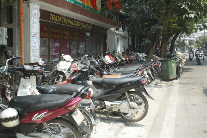 Không chỉ lấn chiểm vỉa hè mà những chiếc xe còn thò cả xuống lòng đường trên phố Hàng Mã.
