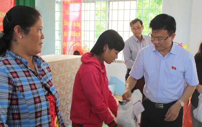 Bộ trưởng Lê Thành Long trao quà có những gia đình có hoàn cảnh khó khăn.