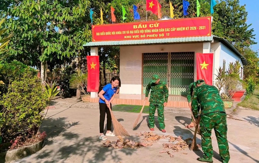 Cán bộ, đoàn viên Chi đoàn Đồn Biên phòng Mỹ Thạnh Tây tích cực dọn dẹp, vệ sinh khu vực bỏ phiếu