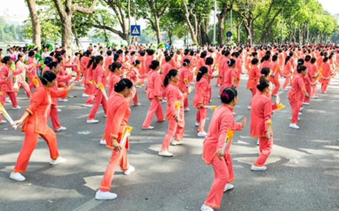 Hơn 2.150 người cao tuổi tham gia đồng diễn dưới lòng đường hồ Hoàn Kiếm, Hà Nội.
