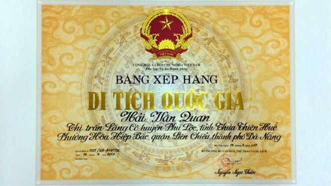 Bằng xếp hạng di tích cấp quốc gia cho Hải Vân Quan.