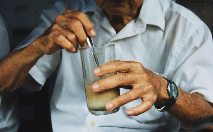 Người già vẫn có thể dùng cà phê như thường - ảnh internet