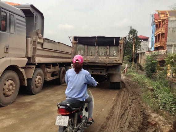 Đường nhỏ, xe lớn tránh nhau gây nguy cơ mất an toàn giao thông rất cao.