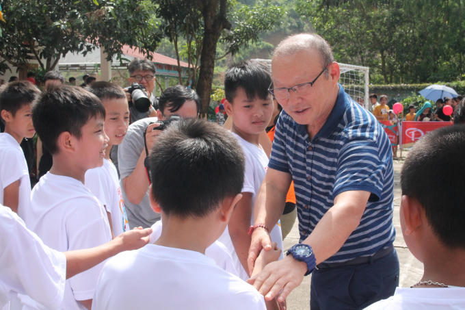 HLV Park Hang Seo với thanh, thiếu niên huyện Yên Minh.