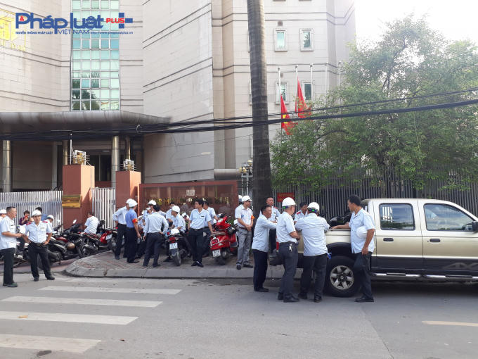 Từ sáng sớm, các lượng chức năng cuả quận Ba Đình như Thanh tra xây dựng, Công an khu vực, Thanh tra giao thông đã có mặt để thực hiện nhiệm vụ.