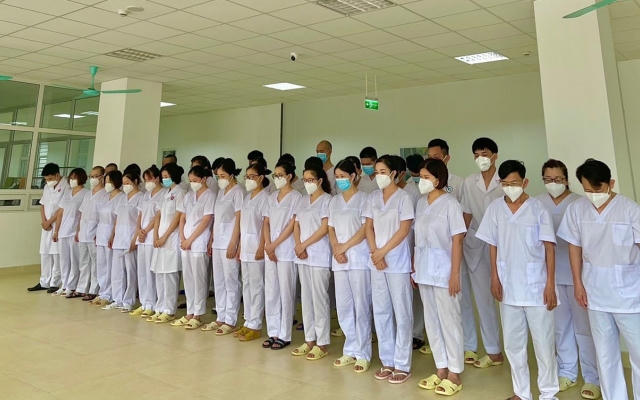 Làm nhiệm vụ trong khu cách ly, nữ hộ lý ở Bắc Giang không thể về chịu tang bố