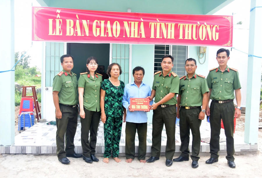 Phòng An ninh điều tra Công an tỉnh Cà Mau bàn giao nhà tình thương cho ông Trương Văn Một (ngụ ấp Láng Giài A, xã Hòa Bình).