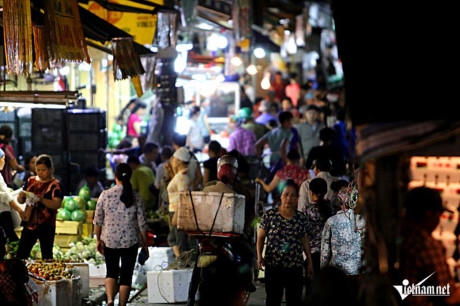 Chợ đầu mối Long Biên nhộn nhịp người vào ra, giao thương mua bán.