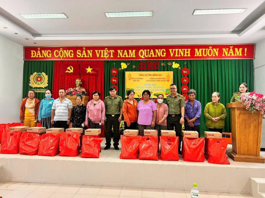 Người dân rất vui mừng khi nhận được quà.