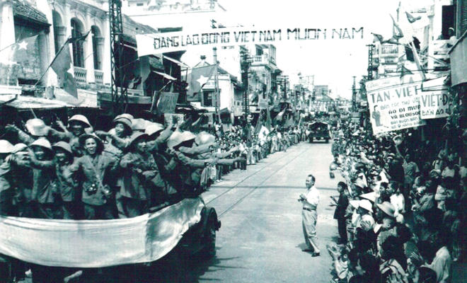 1954: Người dân Thủ đô hò reo chào mừng đoàn quân Giải phóng trên phố Hàng Đào.