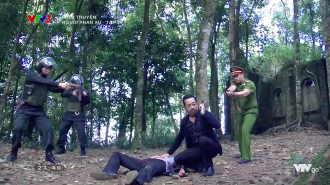 Lê Thành bất ngờ gây án tại cuộc gặp giữa hai ông trùm. Phan Quân ở lại sơ cứu cho Thế "chột".