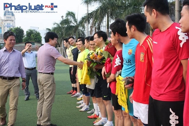 Lãnh đạo hai cơ quan tặng hoa và cờ lưu niệm chúc mừng hai đội bóng.