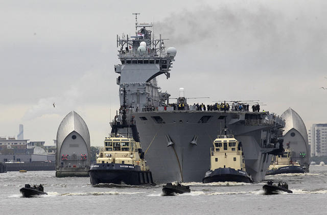 HMS Ocean, tàu sân bay trực thăng và tấn công đổ bộ của Anh, hiện là tàu lớn nhất của Hải quân Hoàng gia Anh và là tàu dẫn đầu của hạm đội tàu chiến Anh. Tàu sân bay HMS Ocean chính thức được biên chế và đi vào hoạt động từ năm 1998. Năm 2014, tàu sân bay này được tân trang lại với chi phí lên tới 65 triệu bảng Anh (khoảng 83 triệu USD). Tuy nhiên Bộ Quốc phòng Anh cho biết HMS Ocean sẽ “nghỉ hưu” vào năm 2018 và sau đó, tàu sân bay này có thể được rao bán. (Ảnh: AP)