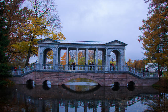 Địa điểm thơ mộng tiếp đến là cây cầu Marble Bridge nối hồ lớn với các hồ nhỏ xung quanh.