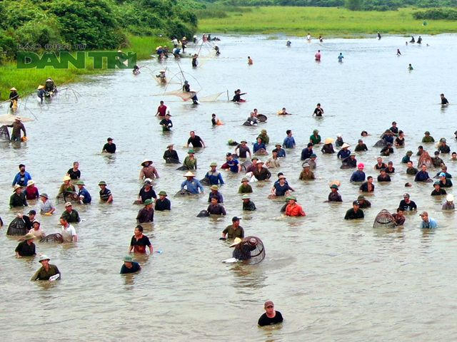 Ngay sau khi ban tổ chức hô báo hiệu, tất cả mọi người trong làng, từ già trẻ gái trai mỗi người cầm nơm, lưới, vó, nhủi… ào xuống đầm để thi nhau bắt cá.