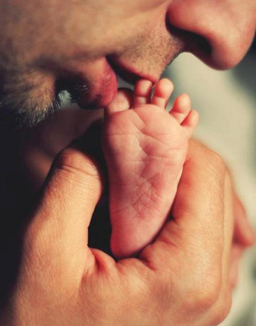 Cha luôn nâng niu từng bước đi của con. (Ảnh: Vox)