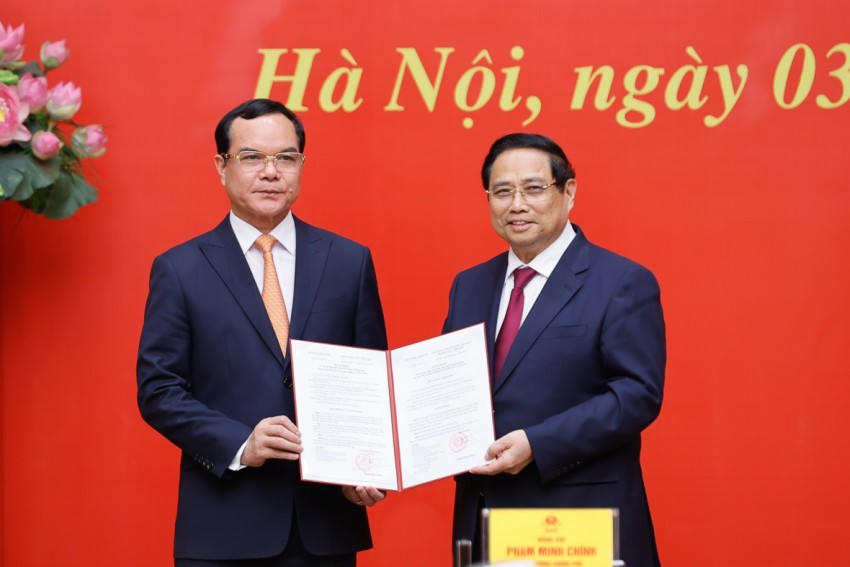 Thủ tướng trao quyết định điều động, bổ nhiệm cho đồng chí Nguyễn Đình Khang - Ảnh: VGP