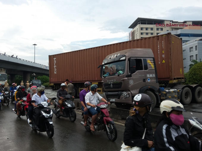 Khoảng 14h chiều ngày 21/5, xe đầu kéo biển số 70C-091.16 kéo theo thùng container loại 40feet chạy trên quốc lộ 1 theo hướng An Sương về Suối Tiên.
