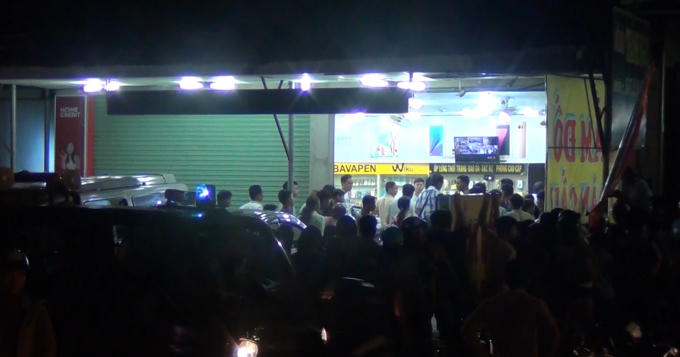 Rất đông người dân hiếu kỳ theo dõi