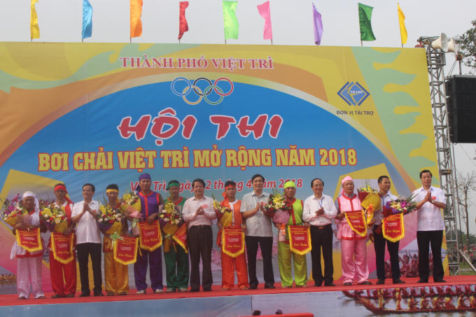 BTC lên tặng hoa cho các đội thi.